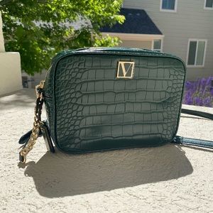 Victoria’s Secret crossbody zip gold green snakeskin 🐍